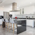 Casa Chloe Luxury Oceanview Penthouse דירה *